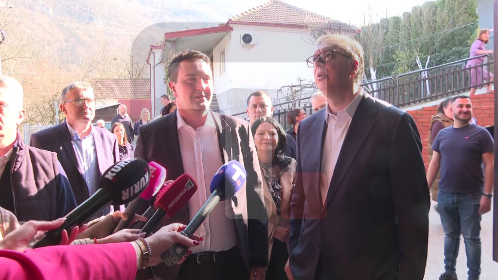 Vučić u poseti porodičnoj kompaniji za izradu stolarije "Bobi Stef" u Sevojnu