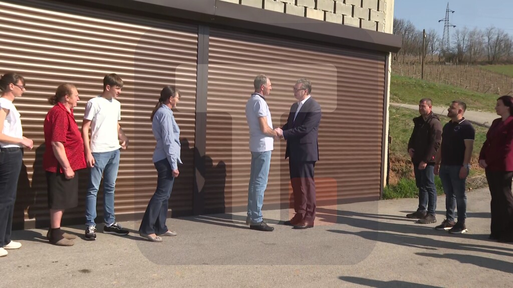 Vučić u poseti porodici Raković kod Sevojna
