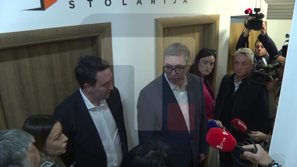 Vučić u poseti porodičnoj kompaniji za izradu stolarije "Bobi Stef" u Sevojnu
