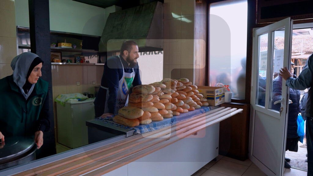 Ministar Zukorlić pripremao i delio iftare u vakufskoj kuhinji