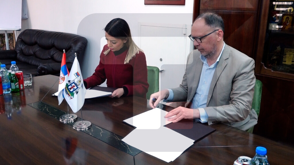 Mesarović i Damjan Miljanić potpisali ugovor o izgradnji pešačko-biciklističke staze u Crvenki