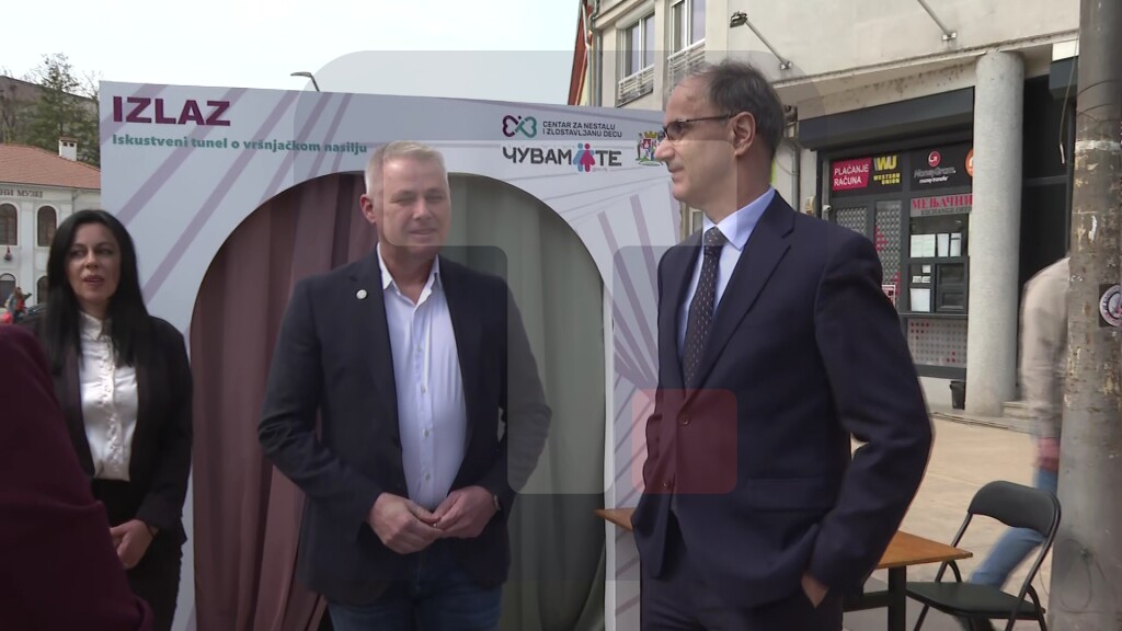 Macut obišao iskustveni tunel o vršnjačkom nasilju "Postoji izlaz" u centru Smederevske Palanke