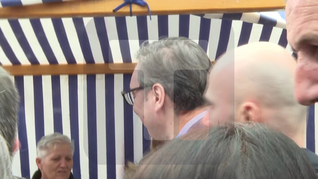 Vučić u poseti selu Kruščić kod Kule, razgovara sa građanima