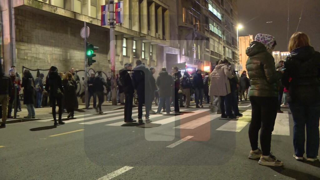 Protest ispred Rektorata, posle više incidenata trenutno mirno