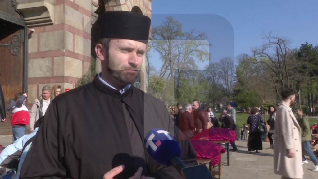 Jerej Tomislav Krčmar: Deca mogu da vide primer u starijima kako se ulazi u hram, da svako sačeka svoj red da celiva ikonu