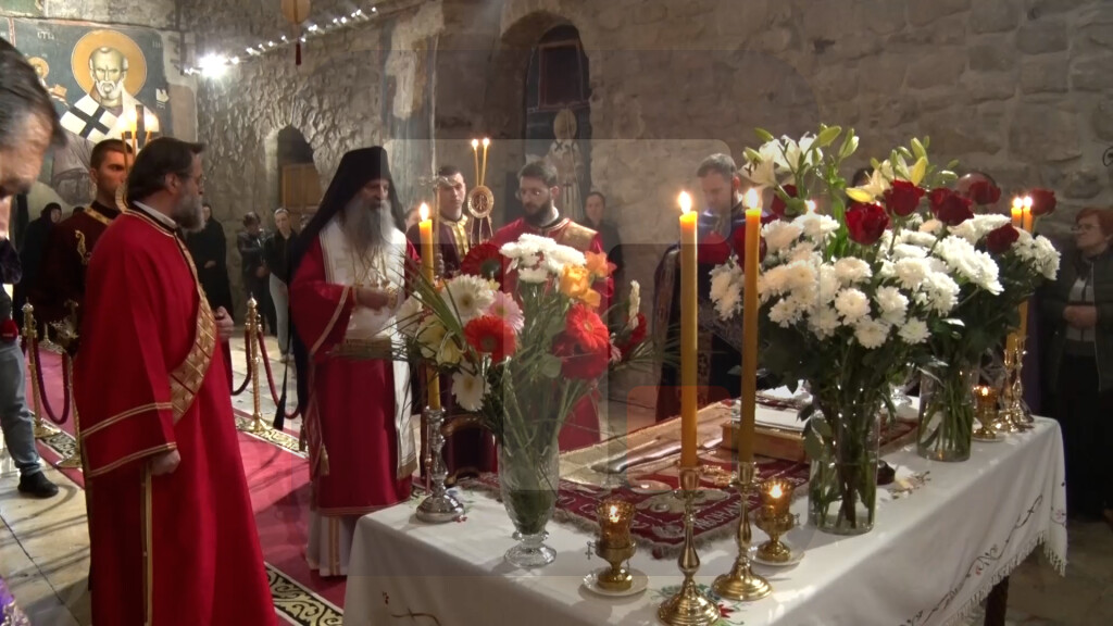 U Pećkoj Patrijaršiji služeno večernje sa iznošenjem plaštanice