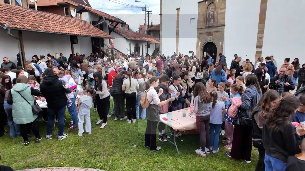 Oko 300 mališana na vaskršnjem takmičenju u porti crkve Svetog Nikole u Novom Pazaru