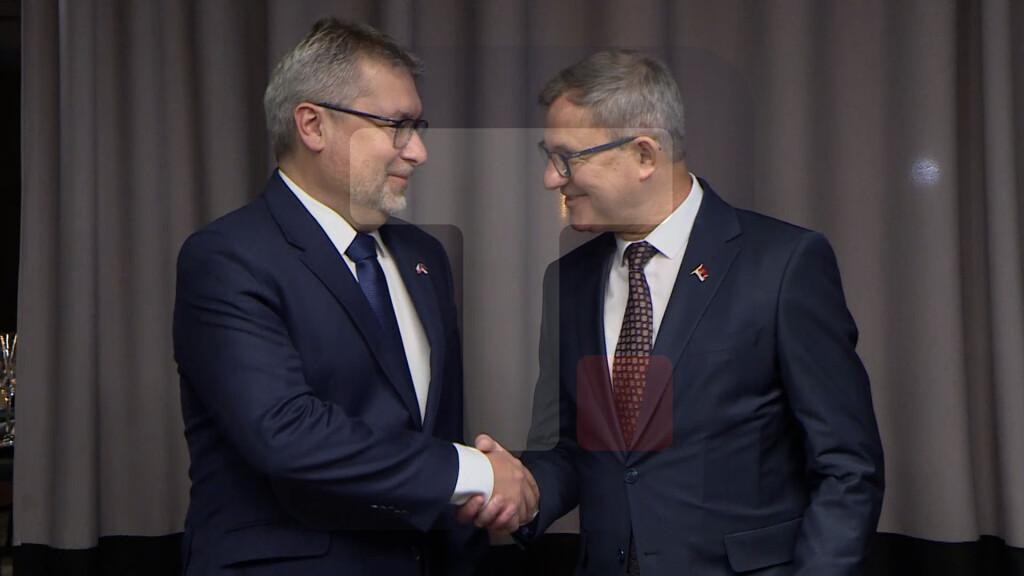 Ministar Glamočić razmenio poklone sa Martinom Šebestjanom, ministrom poljoprivrede Češke Republike