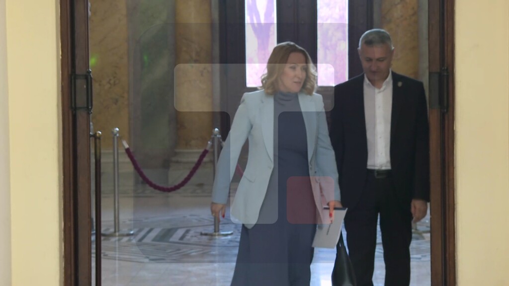 Dolazak poslanika na Drugu redovnu sednicu prolećnog zasedanja