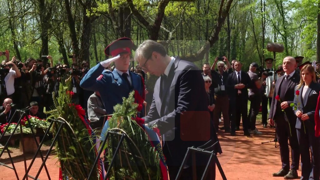 Položeni venci na grobno polje "Topole" u Donjoj Gradini, na čelu delegacije Srbije Vučić