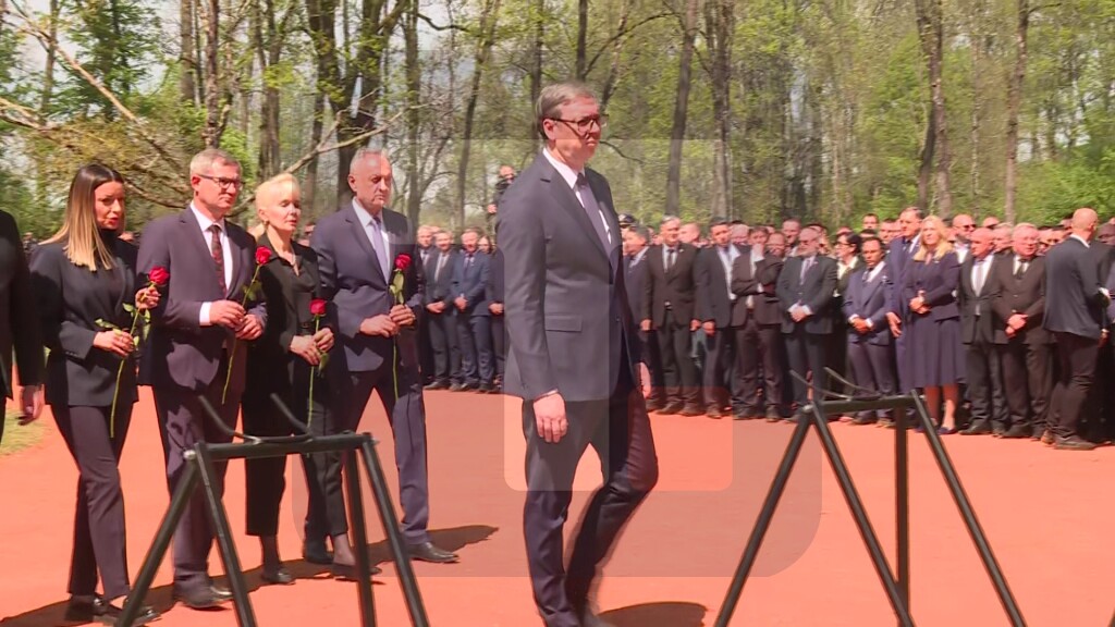 Položeni venci na grobno polje "Topole" u Donjoj Gradini, na čelu delegacije Srbije Vučić