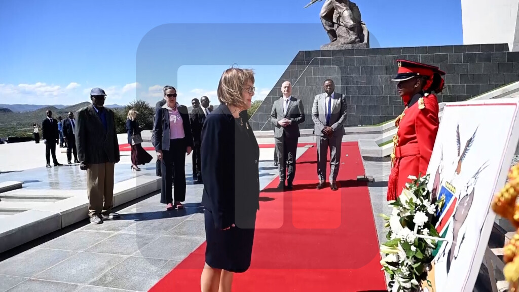 Predsednica Gojković položila vence i obišla Memorijalni kompleks Polje heroja u Namibiji