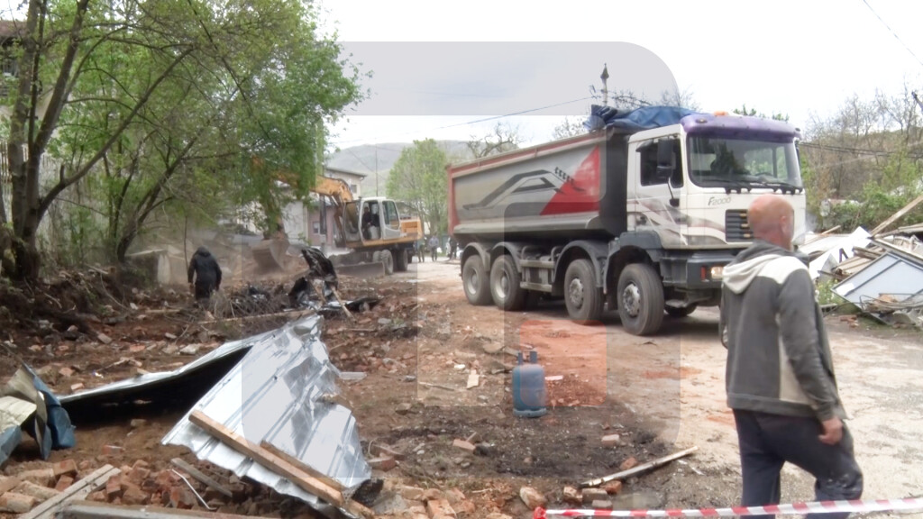 Priština porušila garaže u severnom delu Kosovske Mitrovici čiji su vlasnici Srbi