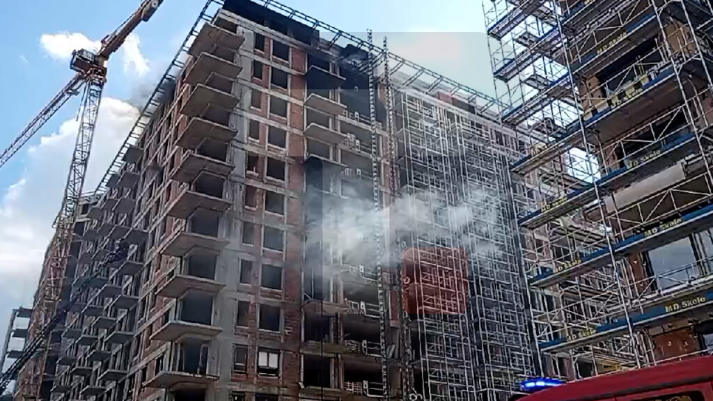 Požar na gradilištu na Čukaričkoj padini, na terenu više od 20 vatrogasaca