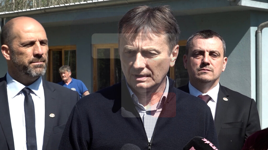 Glišić: Cilj je da se zamene stare azbestno-cementne cevi koje su pre nekih 55 ili 56 godina ovde postavljene