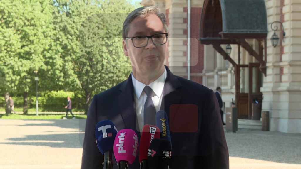 Vučić: Koristili su veštačku inteligenciju kako bi dodali pušku na fotografiju i to na pogrešno rame, pitanje je kome to odgovara