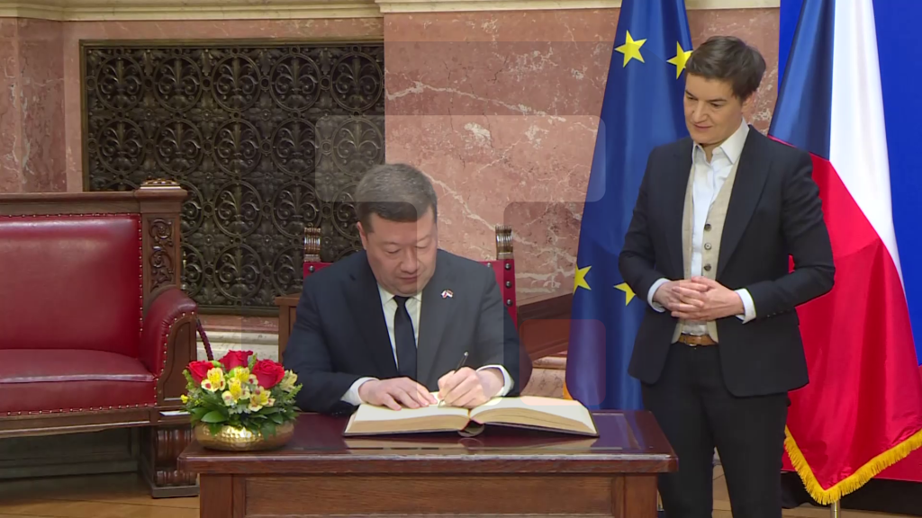 Okamura se upisao u knjigu gostiju u Narodnoj skupštini Republike Srbije