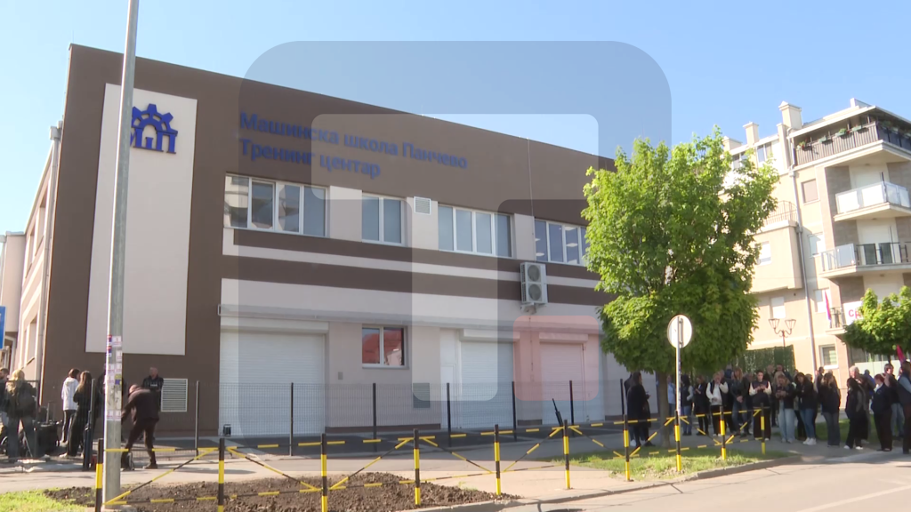 U Pančevu otvaranje centra za dualno obrazovanje, Vučića dočekao veliki broj građana