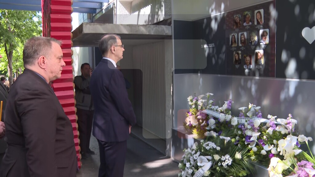 Macut sa ministrima položio venac na obeležavanju treće godišnjice masovnog ubistva u OŠ "Vladislav Ribnikar"