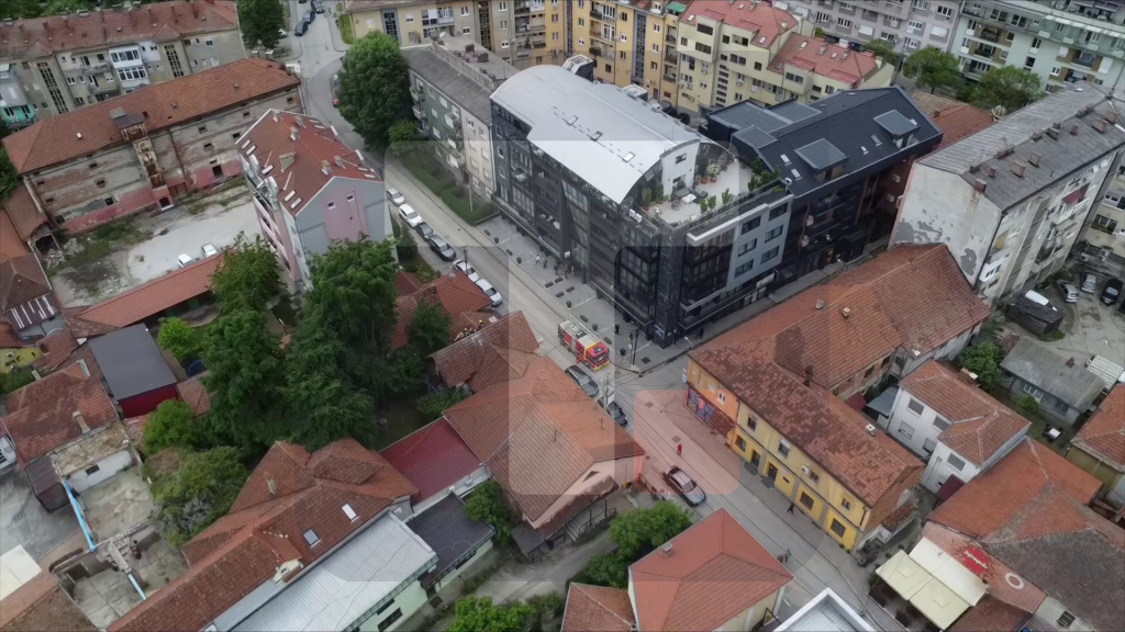 Lokalizovan požar na stambeno-poslovnom objektu u centru Čačka