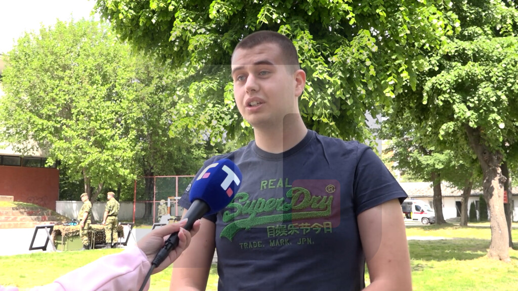 Mladi na promociji vojnog poziva u Novom Sadu, zadovoljni prikazom Vojske Srbije