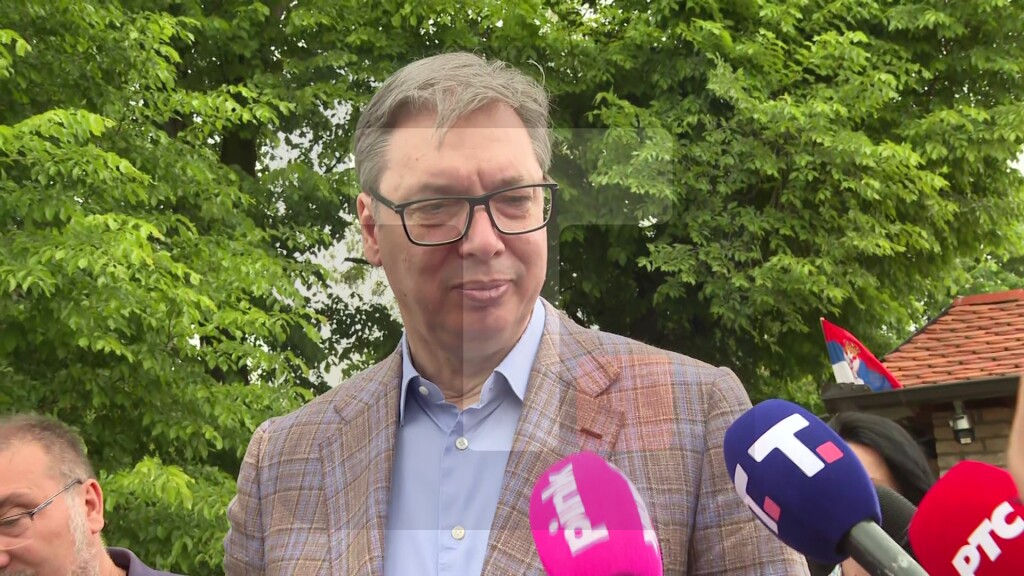 Vučić: Ja nisam u stanju da obećam da će cveće padati sa neba kao što to drugi mogu, ja mogu školu i puteve