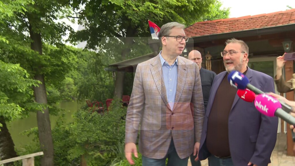 Vučić u poseti Sremskom okrugu, u Batrovcima obilazi porodicu Bulatović