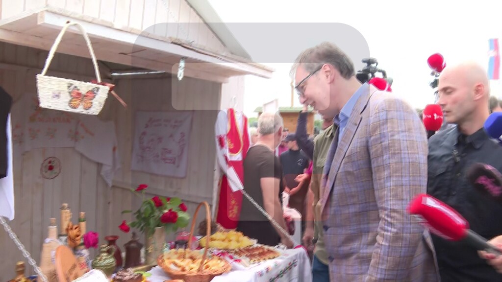 Vučić na druženju sa građanima u Batrovcima