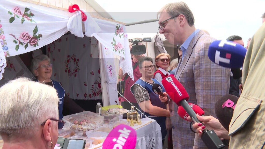 Vučić na druženju sa građanima u Batrovcima