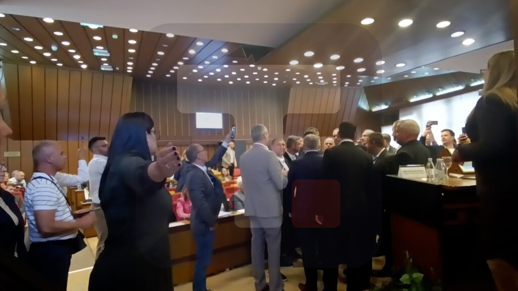Pauza na sednici Skupštine Novog Sada, odbornici opozicije ometali rad