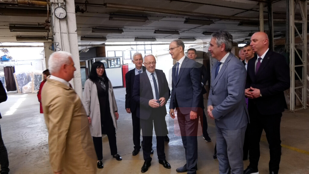 Premijer macut u obilasku fabrike Simpo