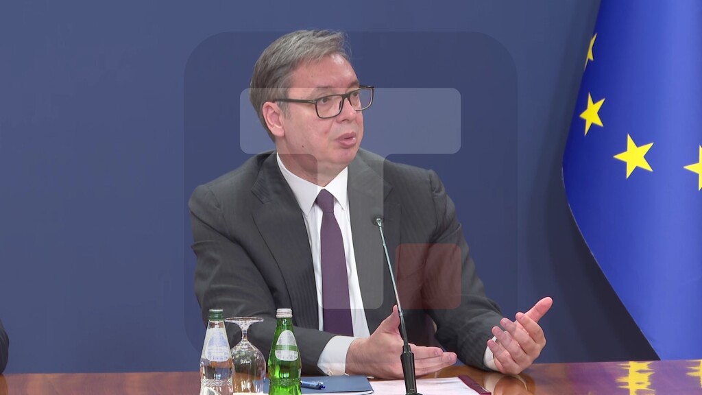 Vučić: To što imam zdravstvenih problema me ne sprečava da pišem, uvek imam dovoljno energije da se borim protiv zla