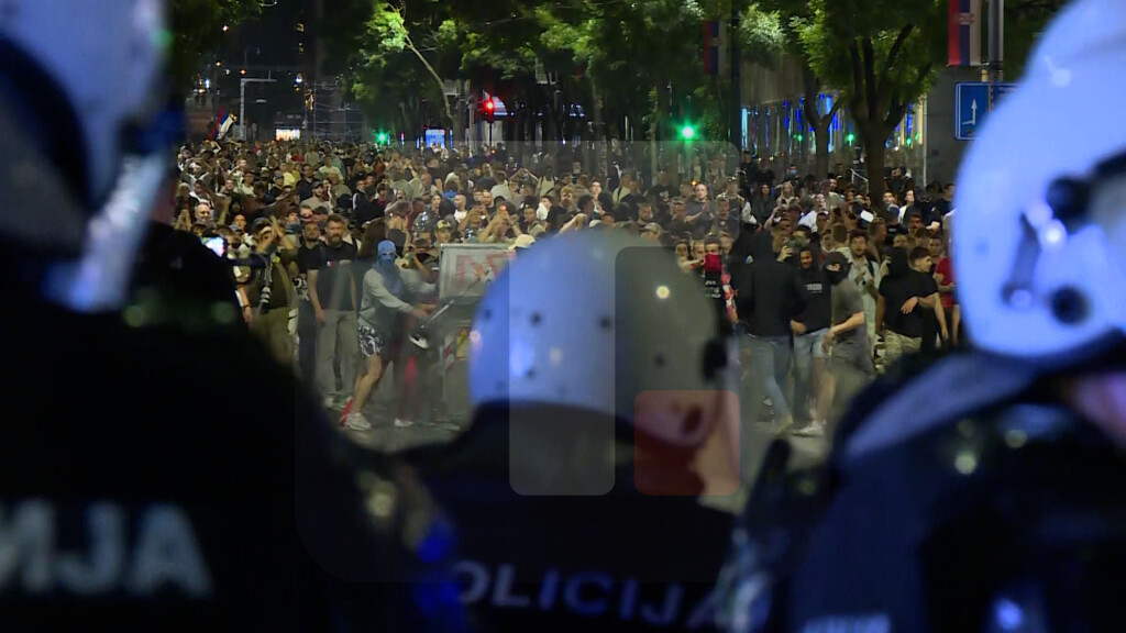 Učesnici protesta napali policiju na više mesta, policija pojačala snage,potiskuje ih