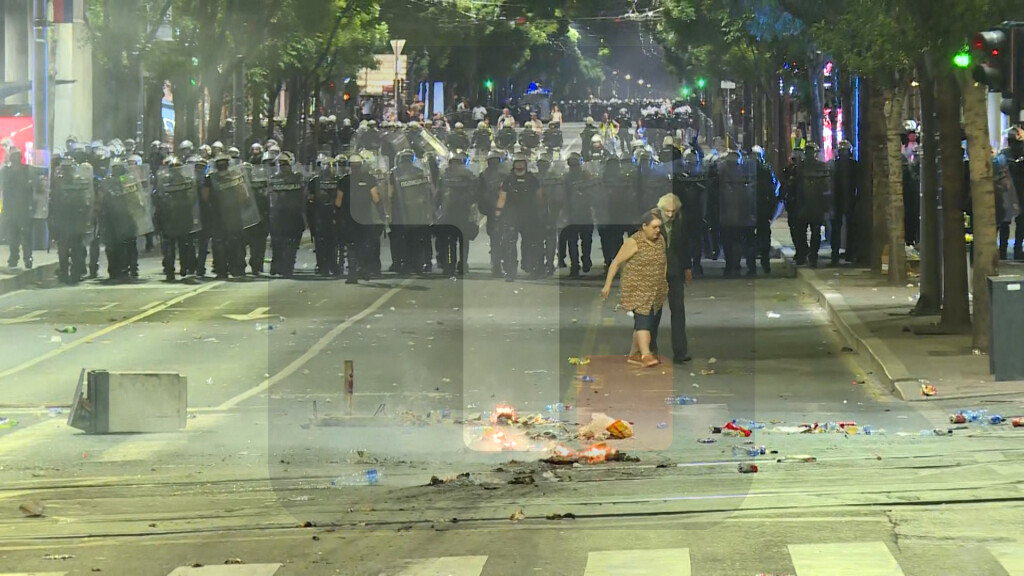 Učesnici protesta napali policiju na više mesta, policija pojačala snage,potiskuje ih