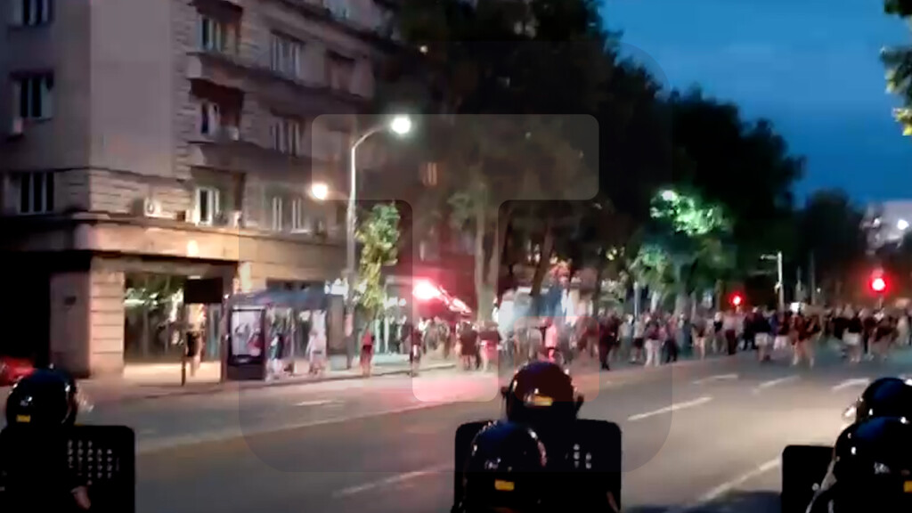 Učesnici protesta napali policiju na više mesta, policija pojačala snage,potiskuje ih