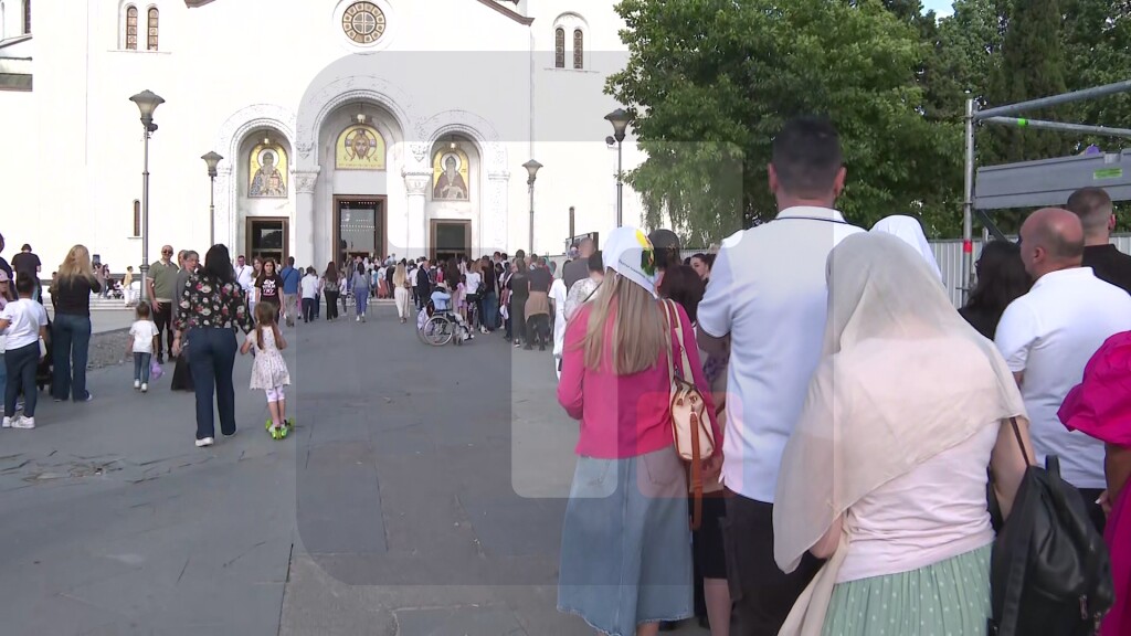 Vernici u hramu Svetog Save celivaju pojas Presvete Bogorodice