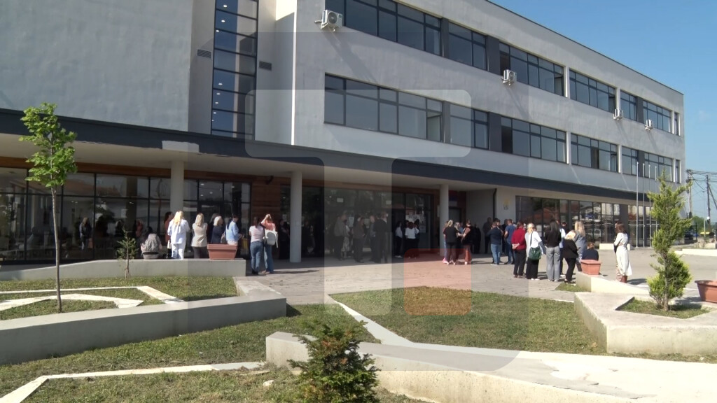 Protest ispred Srednjoškolskog centra