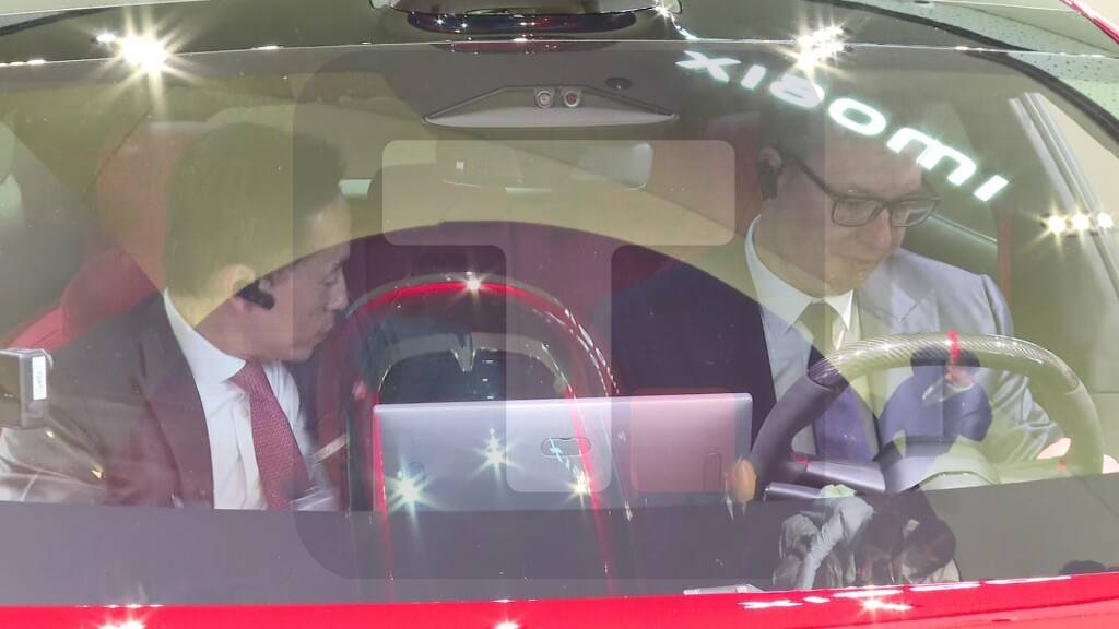 Vučić obilazi fabriku Xiaomi u Pekingu