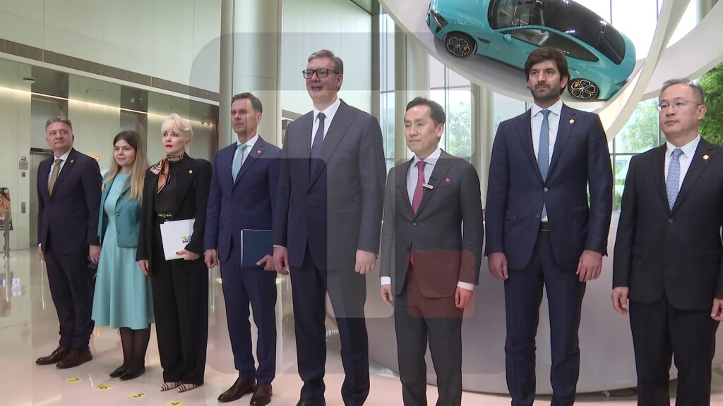 Vučić obilazi fabriku Xiaomi u Pekingu