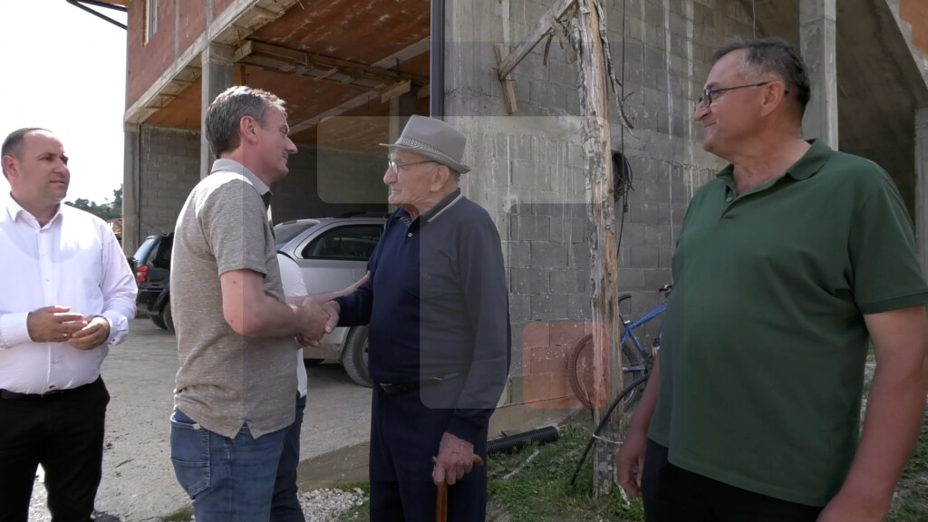 Darko Glišić u poseti domaćinstvu Milić u Mesnoj zajednici Glog kod Lučana