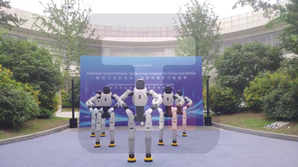 Vučić obilazi kompaniju Mint u Đasingu, dočekali ga roboti uz srpsko kolo