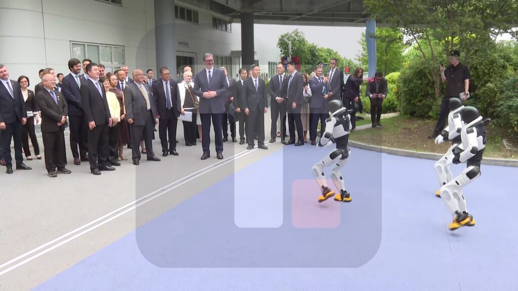 Vučić obilazi kompaniju Mint u Đasingu, dočekali ga roboti uz srpsko kolo