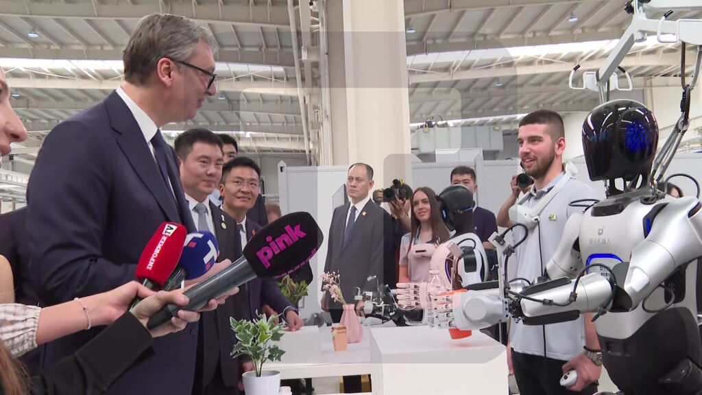Vučić: Roboti svakim ponavljanje usavršava radnje koje treba da uradi