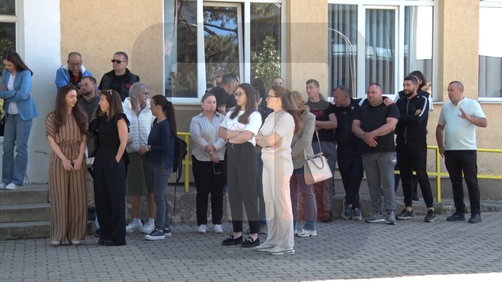 Protest radnika OŠ "Miladin Mitić" u Lapljem Selu