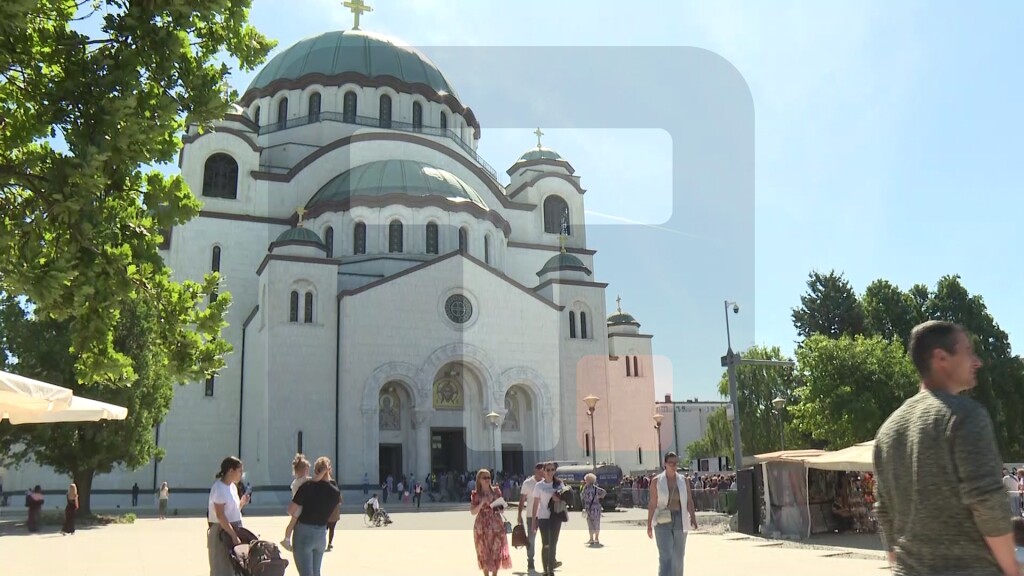 Veliki broj vernika i dalje dolazi u hram Svetog Save da se pokloni Časnom pojasu Presvete Bogorodice
