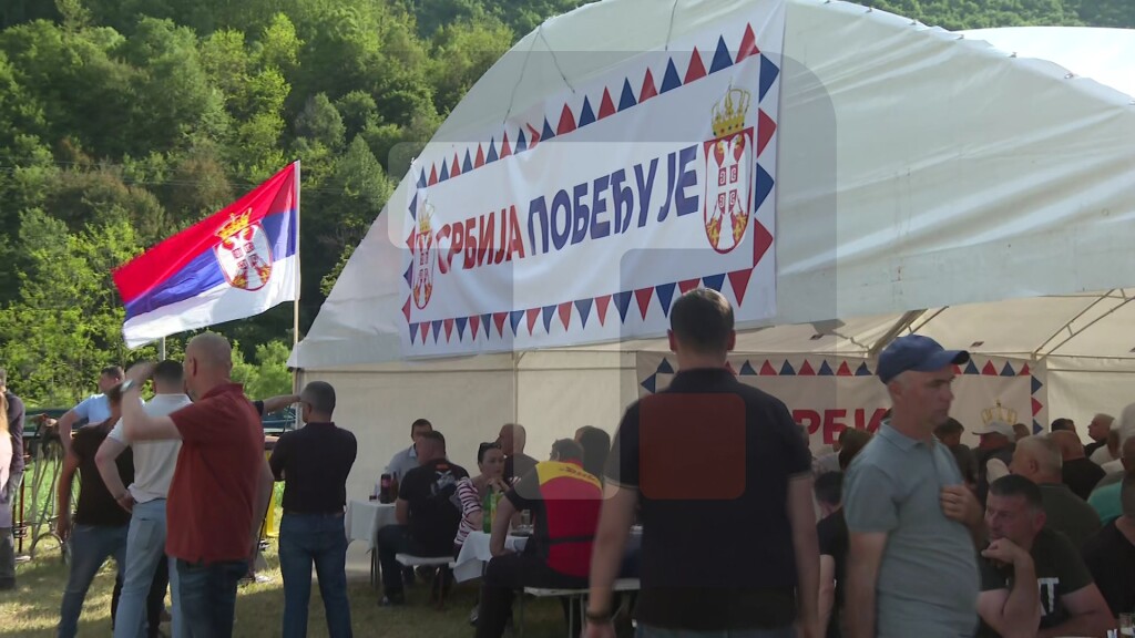 Okupljeni meštani u selu Kratovo