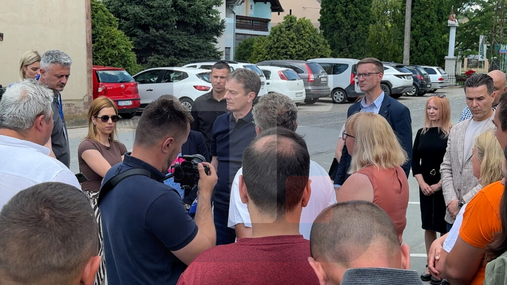 Ministar Glišić u poseti Apatinu