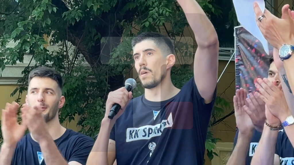 Nikolić: Nadam se da smo se ovim peharom odužili makar malo za to što ste učinili za nas