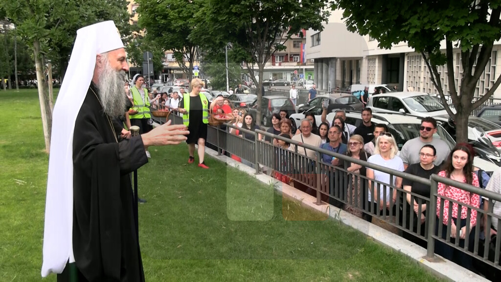 Patrijarh Porfirije blagoslovio vernike koji čekaju na poklonjenje Pojasu Presvete Bogorodice