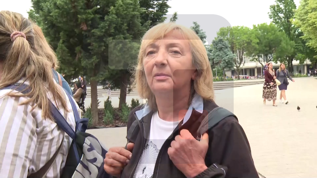 Vernici o čekanju u redu za celivanje pojasa Presvete Bogorodice
